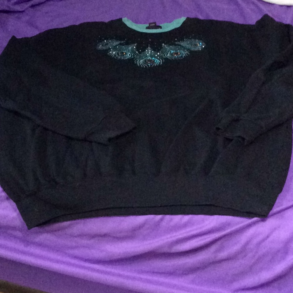 Black trilogy sweatshirt with turquoise trim.   W202
